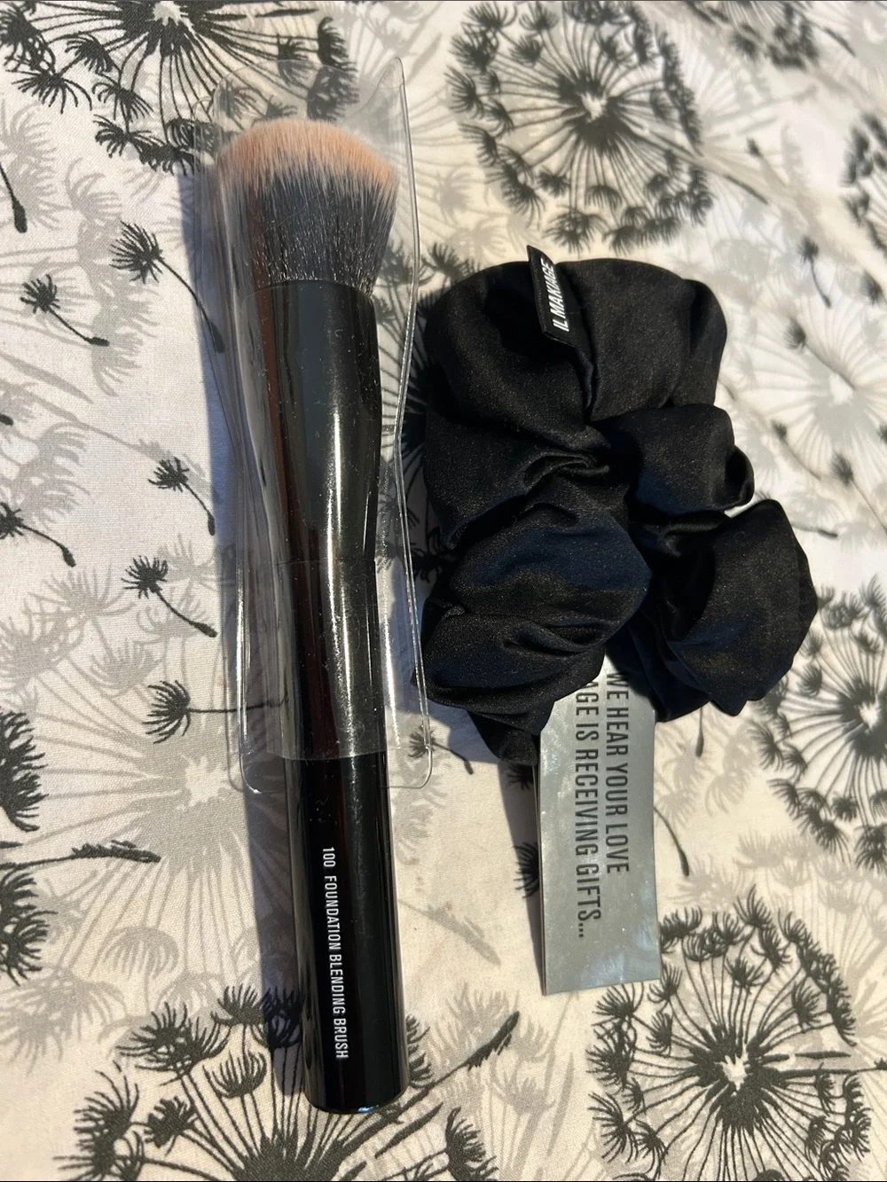 Il Makiage Foundation Blending Brush #100 NEW and Luxe Soft Scrunchie Two Items